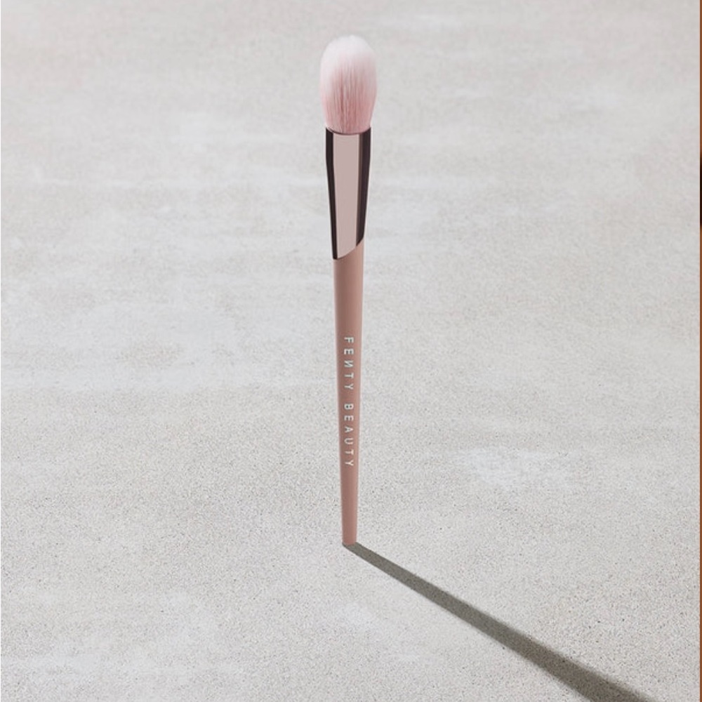 Fenty Beauty Highlighter Brush